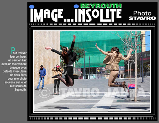 photo stavro - Un saut en l'air de deux filles pour une photo souvenir aux souks de Beyrouth