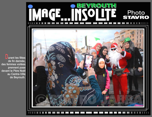 photo stavro-Durant les ftes de fin d'anne, des femmes voiles prennent pose devant le Pre Noel au Centre-Ville de Beyrouth