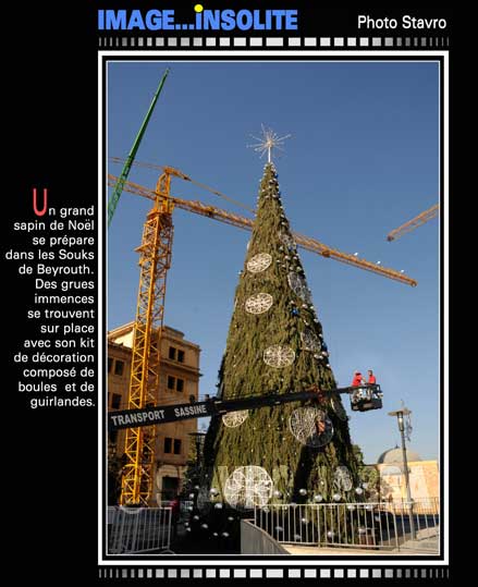 photo stavro - Un grand sapin de Noel se prpare dans les Souks de Beyrouth