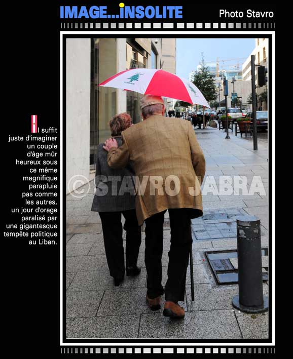photo stavro - Un couple d'ge mr heureux sous ce mme magnifique parapluie au Liban 